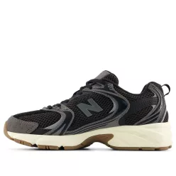 New Balance 530 Black Gum nízke streetové tenisky čierne-sivé — produktová fotografia na bielom pozadí, bočný pohľad