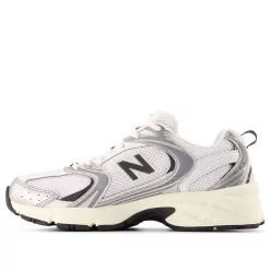 New Balance 530 Silver Metallic Black Cement nízke streetové tenisky strieborné-čierne — produktová fotografia na bielom pozadí, bočný pohľad