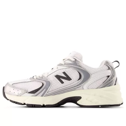 New Balance 530 Silver Metallic Black Cement nízke streetové tenisky strieborné-čierne — produktová fotografia na bielom pozadí, bočný pohľad