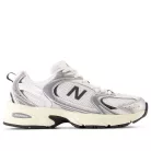 New Balance 530 Silver Metallic Black Cement nízke streetové tenisky strieborné-čierne — produktová fotografia na bielom pozadí, bočný pohľad