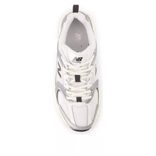 New Balance 530 Silver Metallic Black Cement nízke streetové tenisky strieborné-čierne — produktová fotografia na bielom pozadí, bočný pohľad