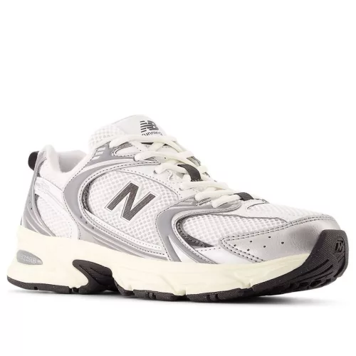 New Balance 530 Silver Metallic Black Cement nízke streetové tenisky strieborné-čierne — produktová fotografia na bielom pozadí, bočný pohľad