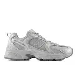 New Balance 530 Silver Metallic Raincloud Polka Dots nízke streetové tenisky strieborné — produktová fotografia na bielom pozadí, bočný pohľad