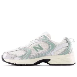 New Balance 530 Silver Metallic Mosaic Green nízke streetové tenisky strieborné-zelené — produktová fotografia na bielom pozadí, bočný pohľad