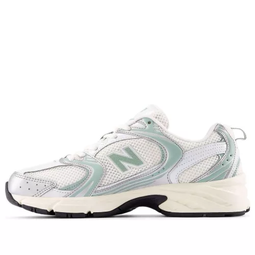 New Balance 530 Silver Metallic Mosaic Green nízke streetové tenisky strieborné-zelené — produktová fotografia na bielom pozadí, bočný pohľad