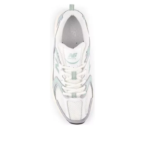 New Balance 530 Silver Metallic Mosaic Green nízke streetové tenisky strieborné-zelené — produktová fotografia na bielom pozadí, bočný pohľad