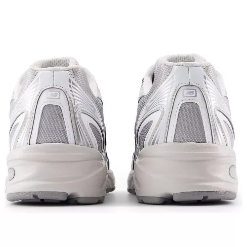 New Balance 740 Metallic Silver nízke streetové tenisky strieborné — produktová fotografia na bielom pozadí, bočný pohľad