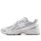 New Balance 740 Metallic Silver nízke streetové tenisky strieborné — produktová fotografia na bielom pozadí, bočný pohľad