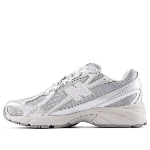 New Balance 740 Metallic Silver nízke streetové tenisky strieborné — produktová fotografia na bielom pozadí, bočný pohľad