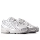 New Balance 740 Metallic Silver nízke streetové tenisky strieborné — produktová fotografia na bielom pozadí, bočný pohľad