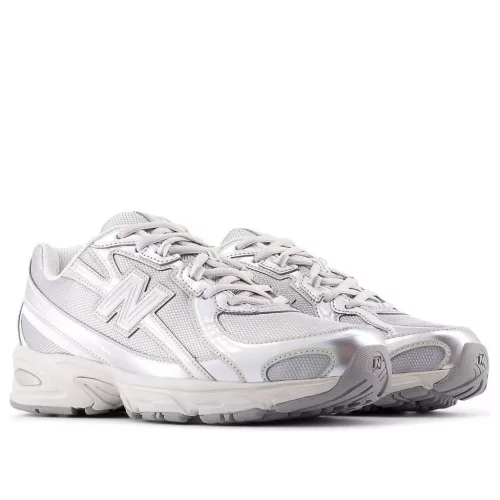 New Balance 740 Metallic Silver nízke streetové tenisky strieborné — produktová fotografia na bielom pozadí, bočný pohľad