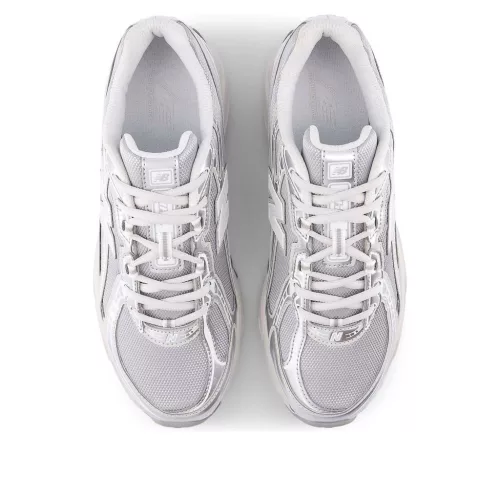 New Balance 740 Metallic Silver nízke streetové tenisky strieborné — produktová fotografia na bielom pozadí, bočný pohľad