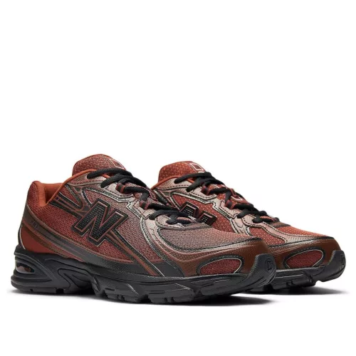 New Balance 740 Relic Brown Pumpernickel nízke streetové tenisky hnedé — produktová fotografia na bielom pozadí, bočný pohľad