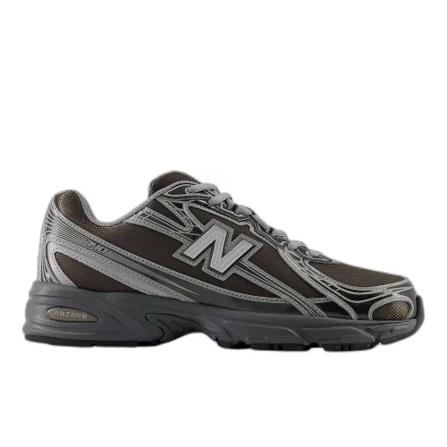 New Balance 740 Black Metallic nízke streetové tenisky čierne — produktová fotografia na bielom pozadí, bočný pohľad