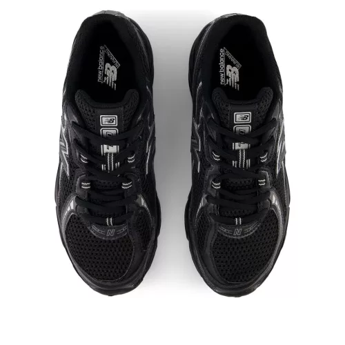 New Balance 740v2 Black Grey Silver nízke streetové tenisky čierne-strieborné — produktová fotografia na bielom pozadí, bočný pohľad