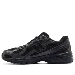 New Balance 740 Triple Black nízke streetové tenisky čierne — produktová fotografia na bielom pozadí, bočný pohľad