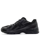 New Balance 740 Triple Black nízke streetové tenisky čierne — produktová fotografia na bielom pozadí, bočný pohľad