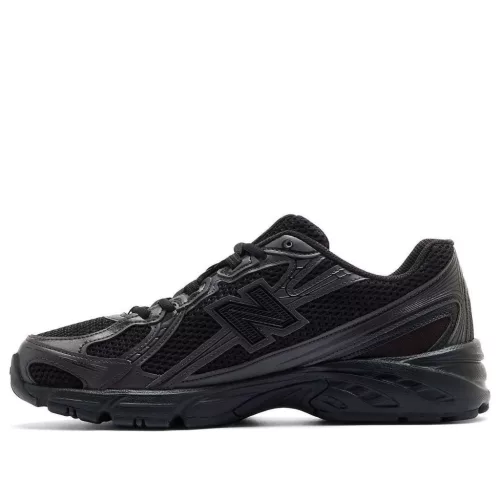 New Balance 740 Triple Black nízke streetové tenisky čierne — produktová fotografia na bielom pozadí, bočný pohľad