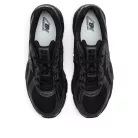 New Balance 740 Triple Black nízke streetové tenisky čierne — produktová fotografia na bielom pozadí, bočný pohľad