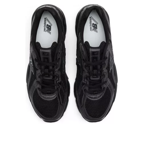 New Balance 740 Triple Black nízke streetové tenisky čierne — produktová fotografia na bielom pozadí, bočný pohľad
