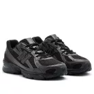 New Balance 740 Triple Black nízke streetové tenisky čierne — produktová fotografia na bielom pozadí, bočný pohľad