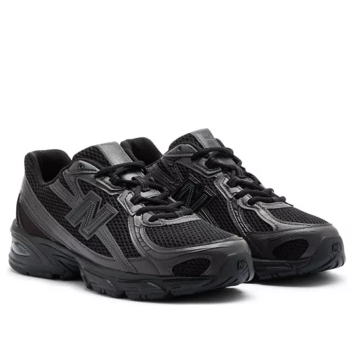 New Balance 740 Triple Black nízke streetové tenisky čierne — produktová fotografia na bielom pozadí, bočný pohľad