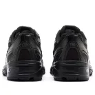 New Balance 740 Triple Black nízke streetové tenisky čierne — produktová fotografia na bielom pozadí, bočný pohľad
