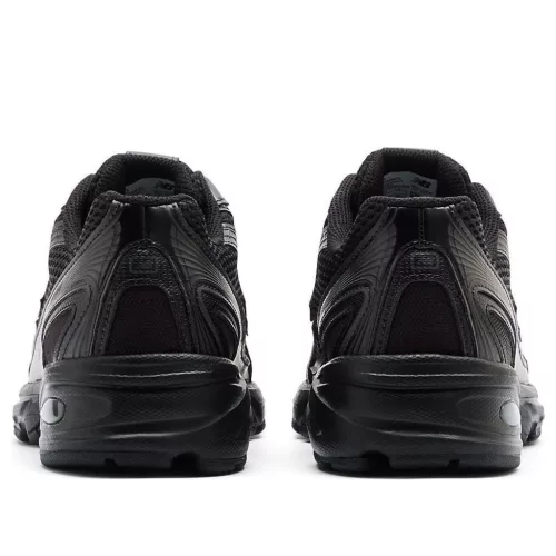 New Balance 740 Triple Black nízke streetové tenisky čierne — produktová fotografia na bielom pozadí, bočný pohľad