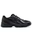 New Balance 740 Triple Black nízke streetové tenisky čierne — produktová fotografia na bielom pozadí, bočný pohľad