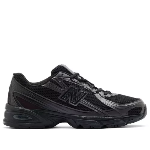 New Balance 740 Triple Black nízke streetové tenisky čierne — produktová fotografia na bielom pozadí, bočný pohľad