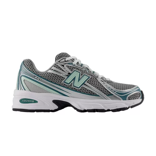 New Balance 740v2 Silver Metallic New Spruce nízke streetové tenisky strieborné — produktová fotografia na bielom pozadí, bočný pohľad