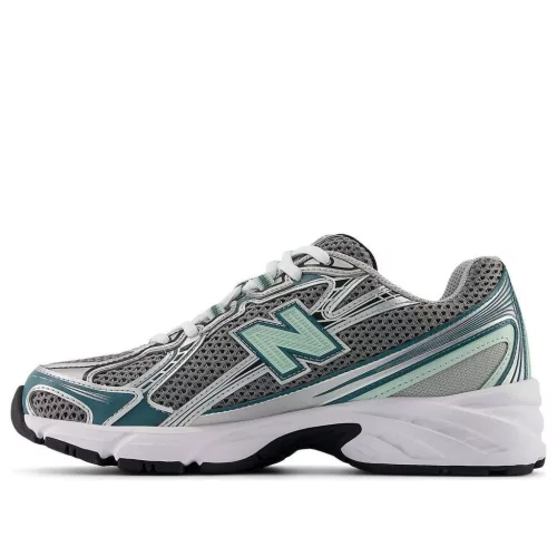 New Balance 740v2 Silver Metallic New Spruce nízke streetové tenisky strieborné — produktová fotografia na bielom pozadí, bočný pohľad