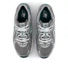 New Balance 740v2 Silver Metallic New Spruce nízke streetové tenisky strieborné — produktová fotografia na bielom pozadí, bočný pohľad