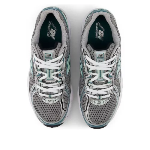 New Balance 740v2 Silver Metallic New Spruce nízke streetové tenisky strieborné — produktová fotografia na bielom pozadí, bočný pohľad