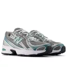 New Balance 740v2 Silver Metallic New Spruce nízke streetové tenisky strieborné — produktová fotografia na bielom pozadí, bočný pohľad