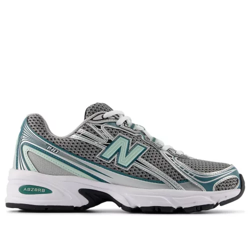 New Balance 740v2 Silver Metallic New Spruce nízke streetové tenisky strieborné — produktová fotografia na bielom pozadí, bočný pohľad