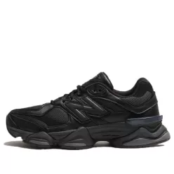 New Balance 9060 Triple Black Leather nízke streetové tenisky čierne — produktová fotografia na bielom pozadí, bočný pohľad
