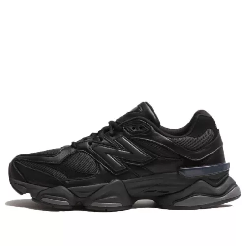 New Balance 9060 Triple Black Leather nízke streetové tenisky čierne — produktová fotografia na bielom pozadí, bočný pohľad