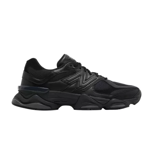 New Balance 9060 Triple Black Leather nízke streetové tenisky čierne — produktová fotografia na bielom pozadí, bočný pohľad