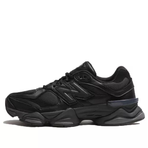 New Balance 9060 Triple Black Leather nízke streetové tenisky čierne — produktová fotografia na bielom pozadí, bočný pohľad