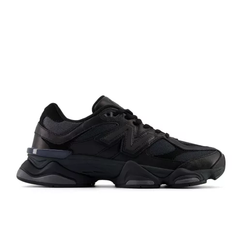 New Balance 9060 Triple Black Leather nízke streetové tenisky čierne — produktová fotografia na bielom pozadí, bočný pohľad