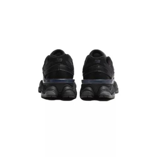 New Balance 9060 Triple Black Leather nízke streetové tenisky čierne — produktová fotografia na bielom pozadí, bočný pohľad
