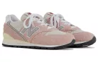 New Balance 996 MiUSA Pink Haze nízke streetové tenisky ružové — produktová fotografia na bielom pozadí, bočný pohľad