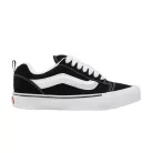 Vans Knu Skool Black White nízke streetové tenisky čierne-biele — produktová fotografia na bielom pozadí, bočný pohľad