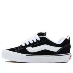 Vans Knu Skool Black White nízke streetové tenisky čierne-biele — produktová fotografia na bielom pozadí, bočný pohľad