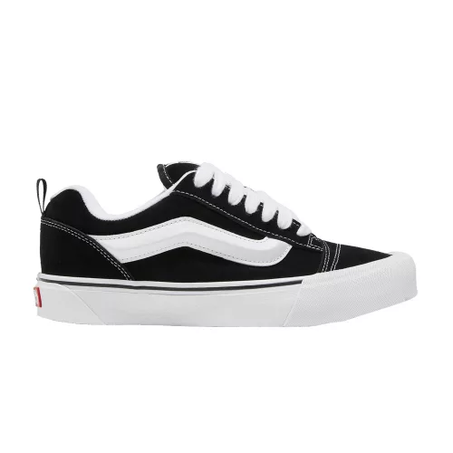 Vans Knu Skool Black White nízke streetové tenisky čierne-biele — produktová fotografia na bielom pozadí, bočný pohľad