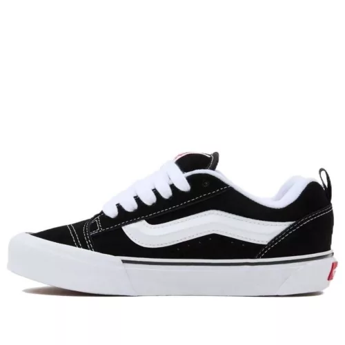 Vans Knu Skool Black White nízke streetové tenisky čierne-biele — produktová fotografia na bielom pozadí, bočný pohľad