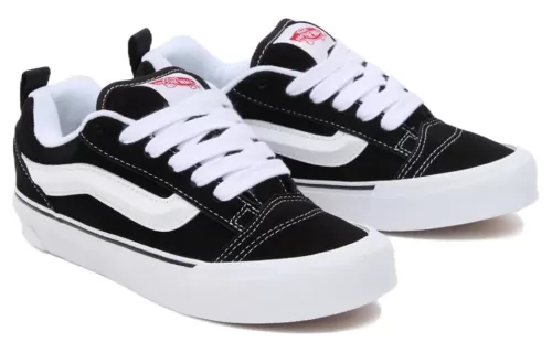 Vans Knu Skool Black White nízke streetové tenisky čierne-biele — produktová fotografia na bielom pozadí, bočný pohľad