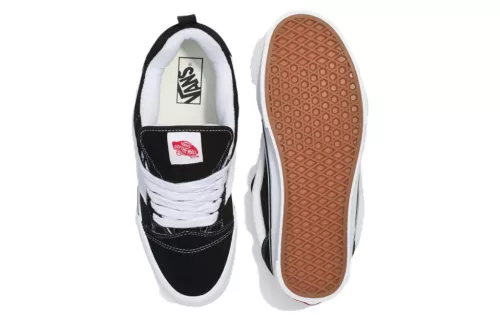 Vans Knu Skool Black White nízke streetové tenisky čierne-biele — produktová fotografia na bielom pozadí, bočný pohľad